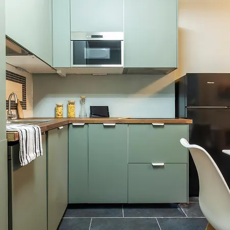 Flexyrent - Steps From Train Station Apartment